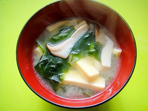 高野豆腐とエリンギ、ワカメの味噌汁